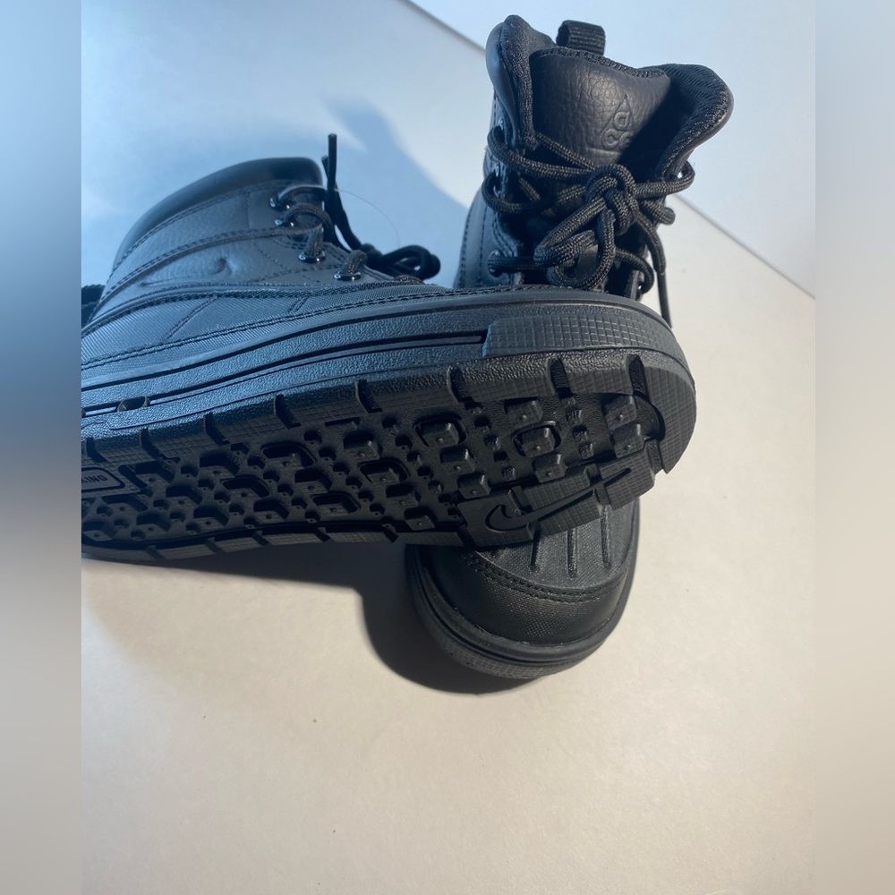 black nike boot all the details you can see in the photos🙂😁